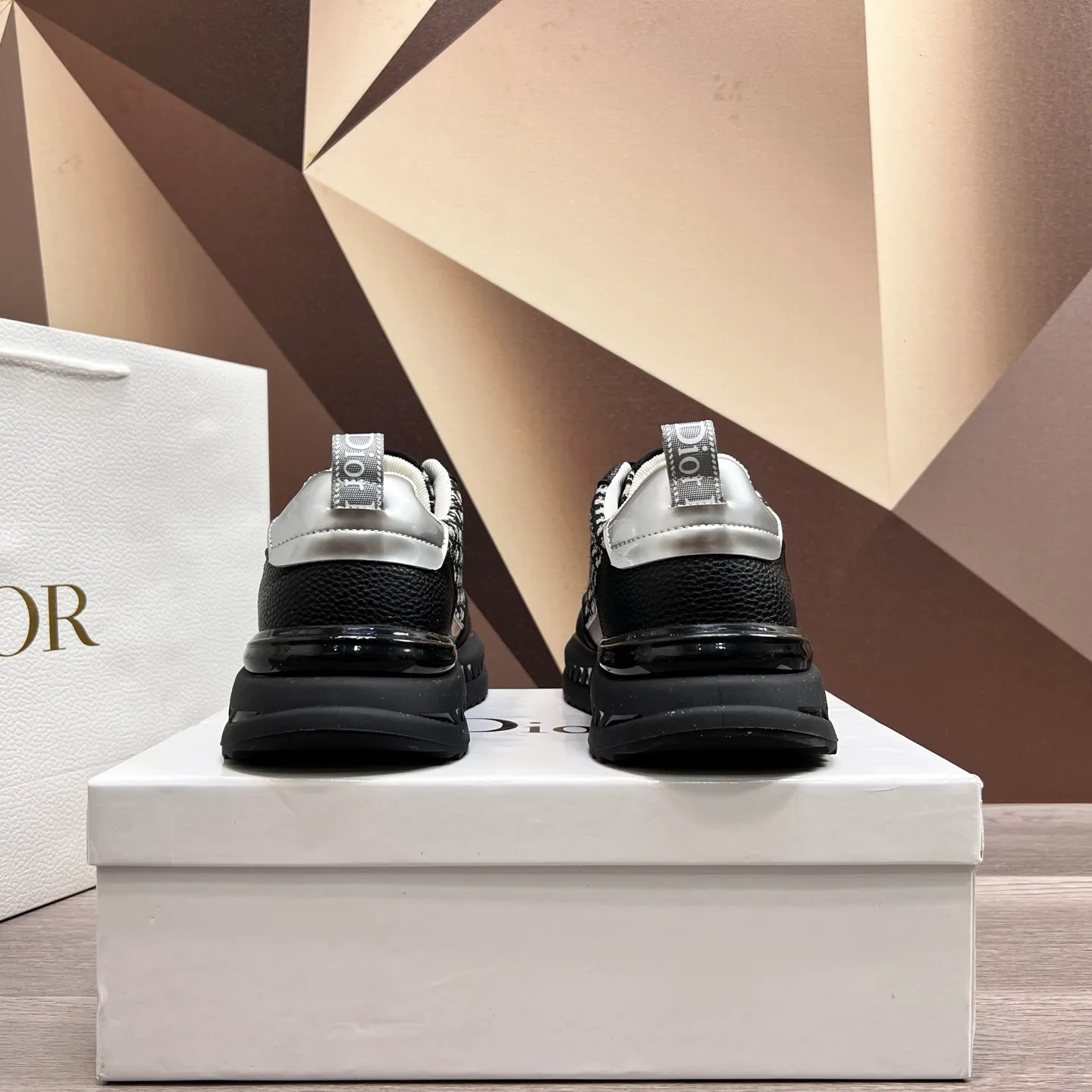 Factory price: 438💰Dior original quality.~ Unique modern style sneakers. 🏃A must-have casual shoe for trendy men😍😍 Imported cowhide fabric, sheepskin foot pads (refuse to discolor and grind feet) soles: Original soles specially provided by the original factory, French lazy style design ⚠️Fit to the feet, original quality, super comfortable original soles. It’s like shooting the real thing🎬The real thing is better, high-quality sneakers, men’s shoe size: 38-44 (45 and 46 can be customized)